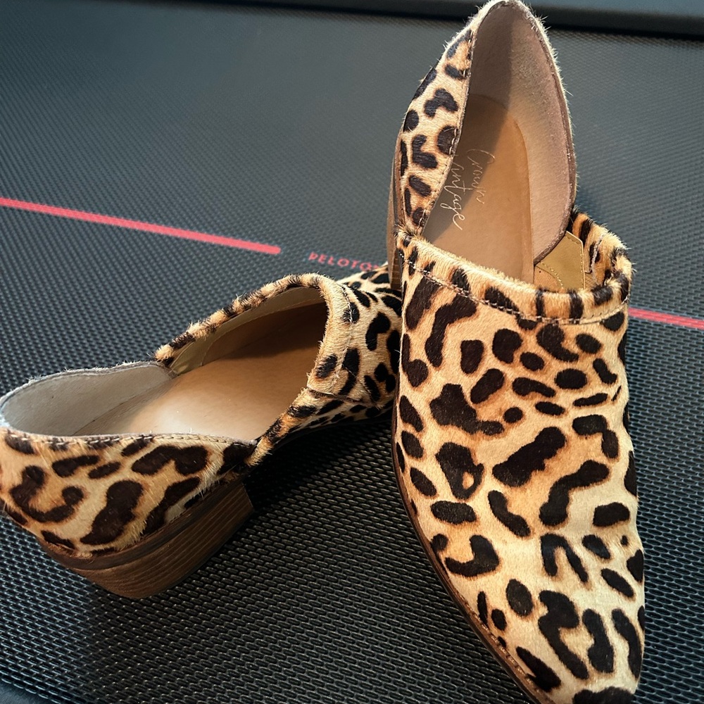 Crown Vintage women's size 6 chunky heeled leopard print booties.